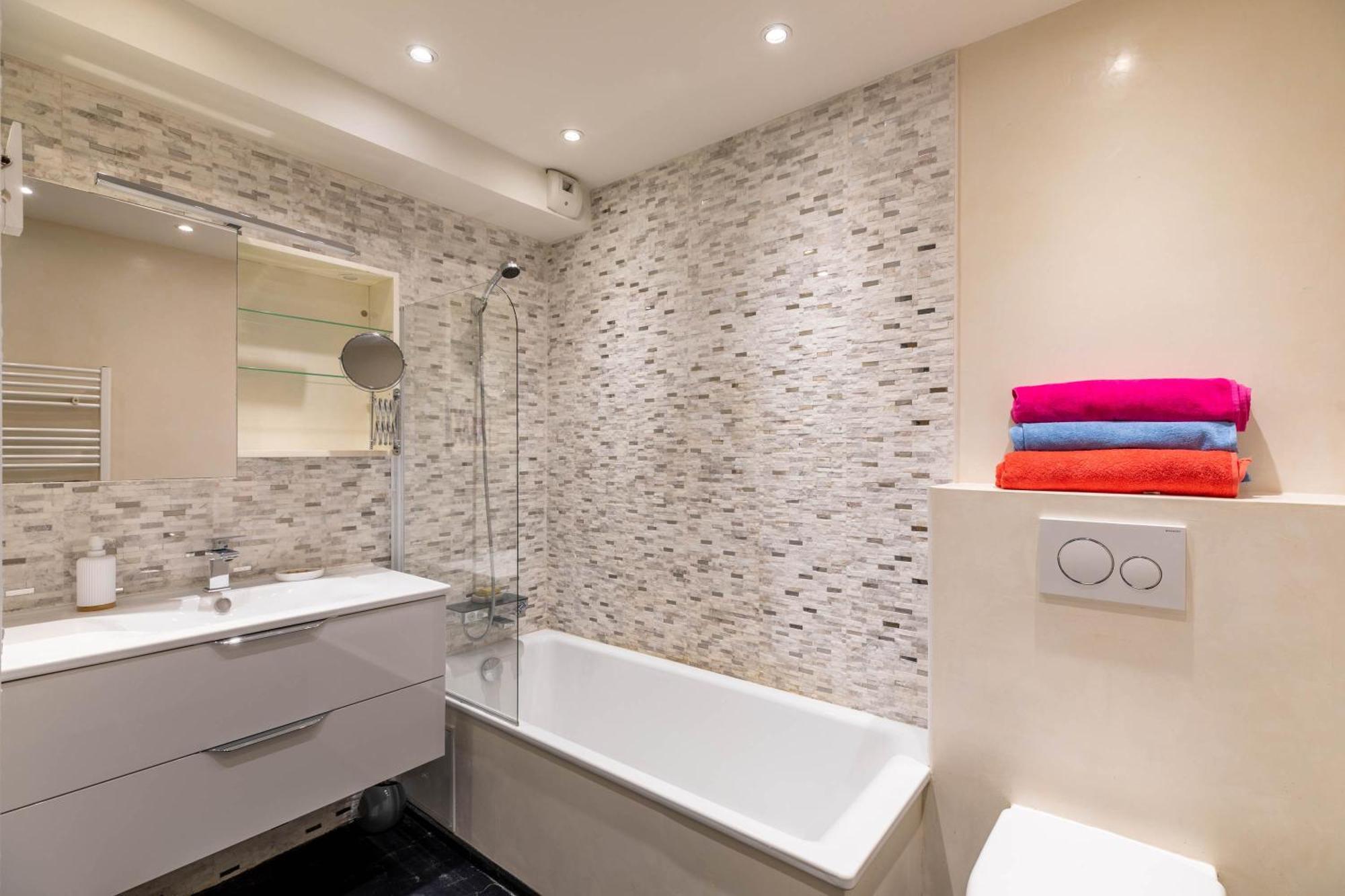 Appartement Tanit Piscine, 6 Couchages, Parking Antibes